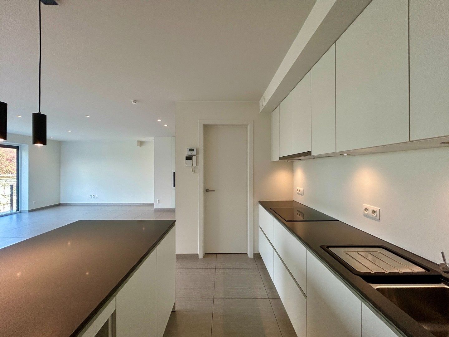 Instapklaar twee-slaapkamerappartement met zicht op stadspark te centrum Roeselare! foto 8