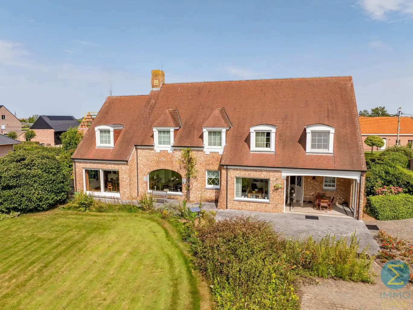 Exclusieve villa met bijgebouwen op 6.660m² grond foto 2