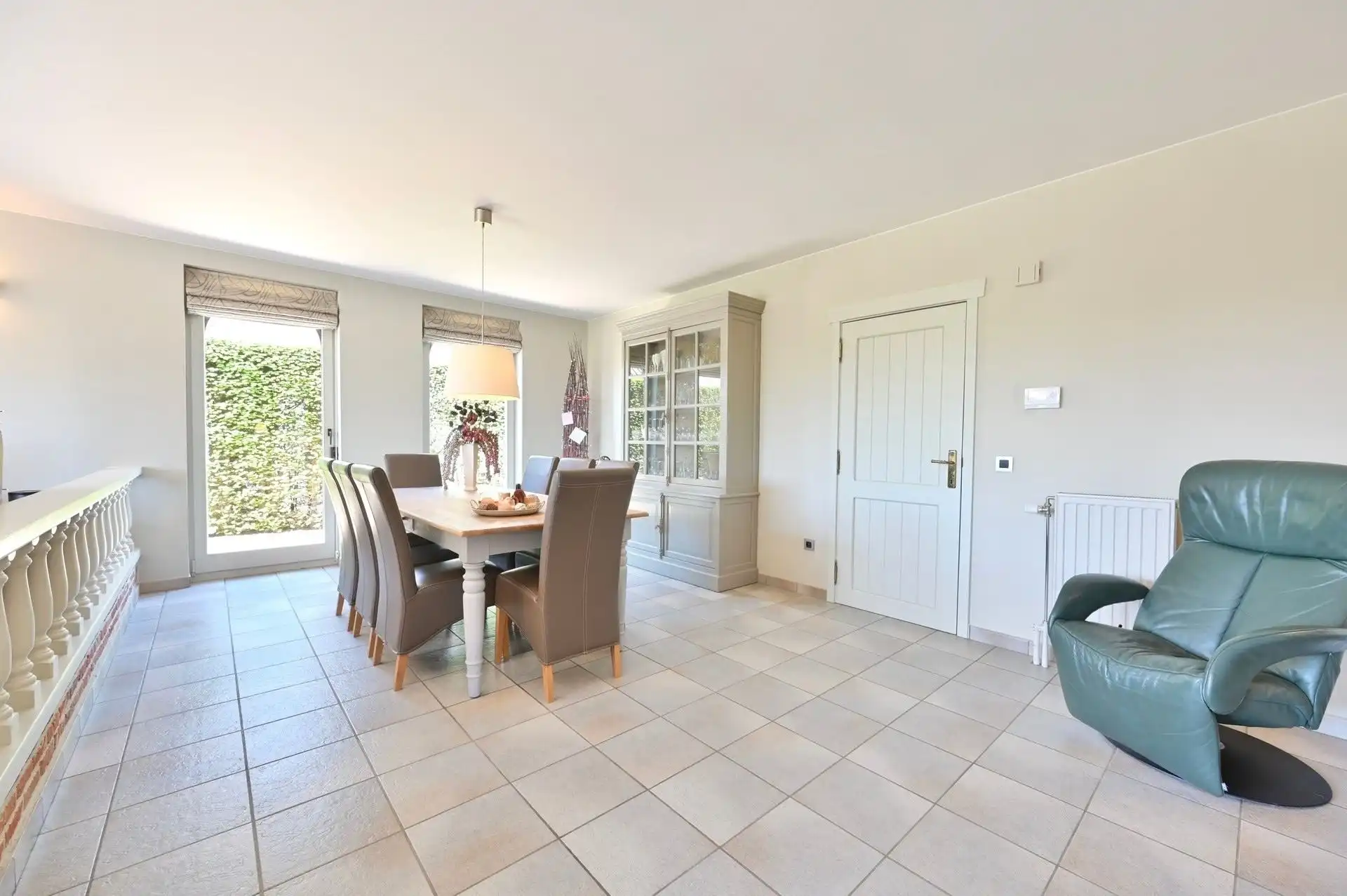 Prachtige Villa woning met 4 slaapkamers, nieuwe keuken en badkamer, dubbele garage met zuidgerichte tuin foto 4