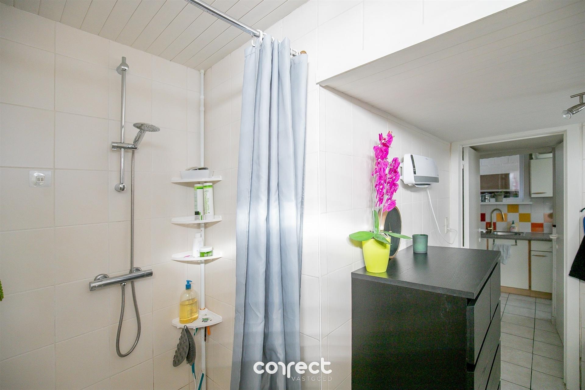 Halfopen bebouwing met ruime oprit, garage, carport en 3 volwaardige slaapkamers. foto 10