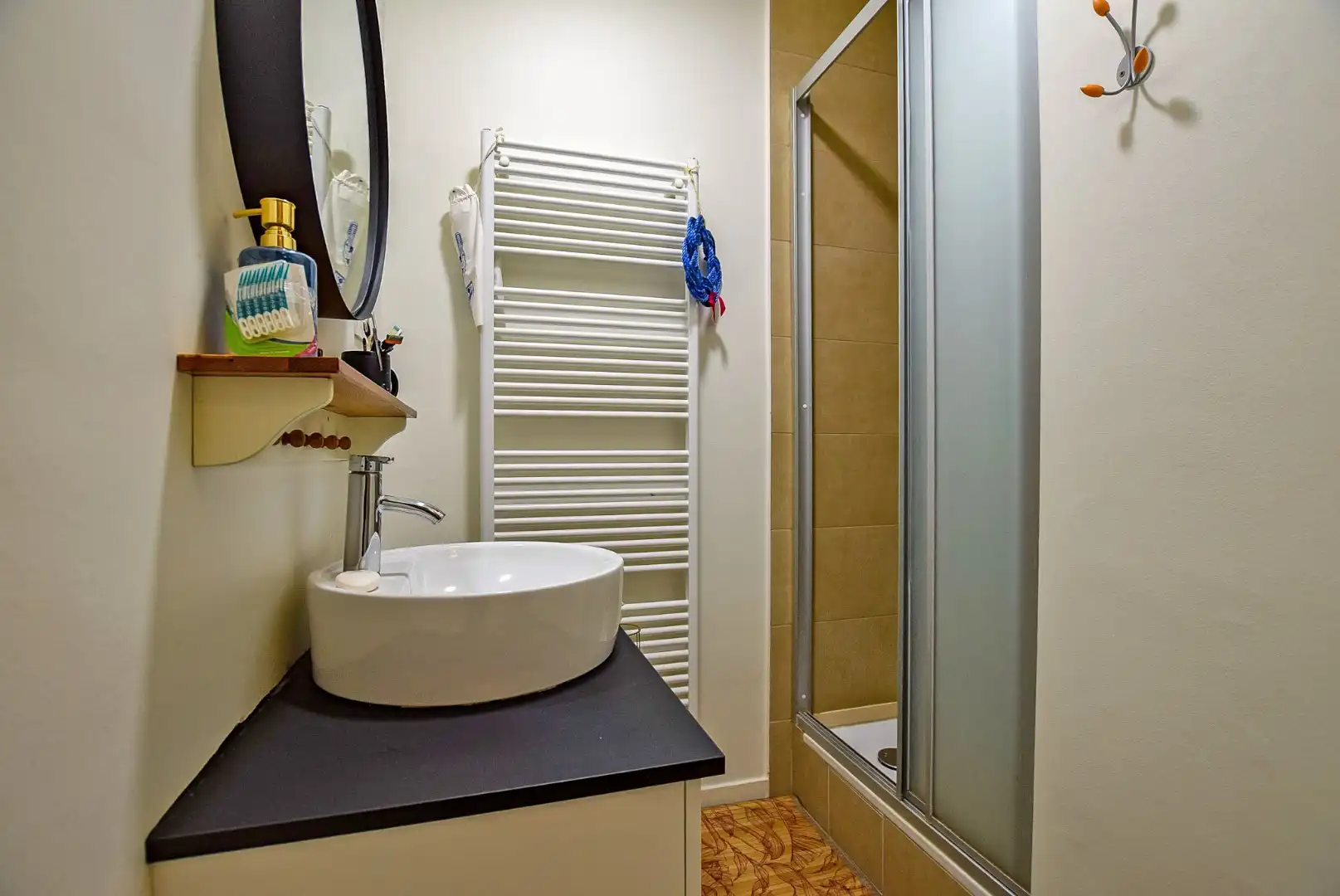 Gerenoveerd en gemeubeld 2-slaapkamerappartement gelegen in de winkelstraat van Nieuwpoort-Bad. foto 11