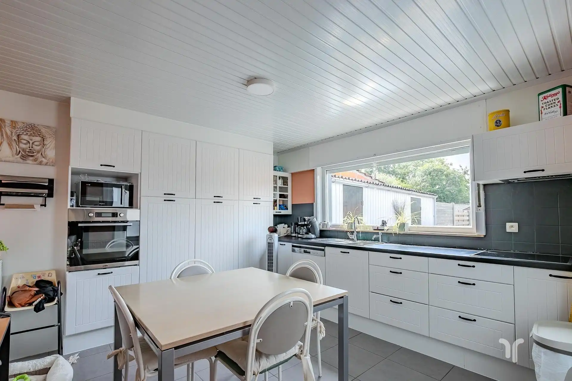 Instapklare, gesloten bebouwing op rustige ligging met 3 slaapkamers, garage en prachtige tuin. foto 3