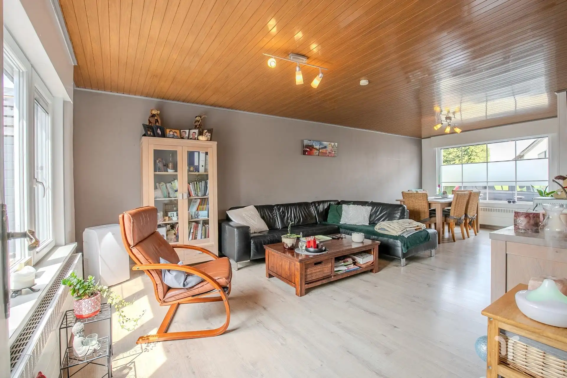 Instapklare, gesloten bebouwing op rustige ligging met 3 slaapkamers, garage en prachtige tuin. foto 3