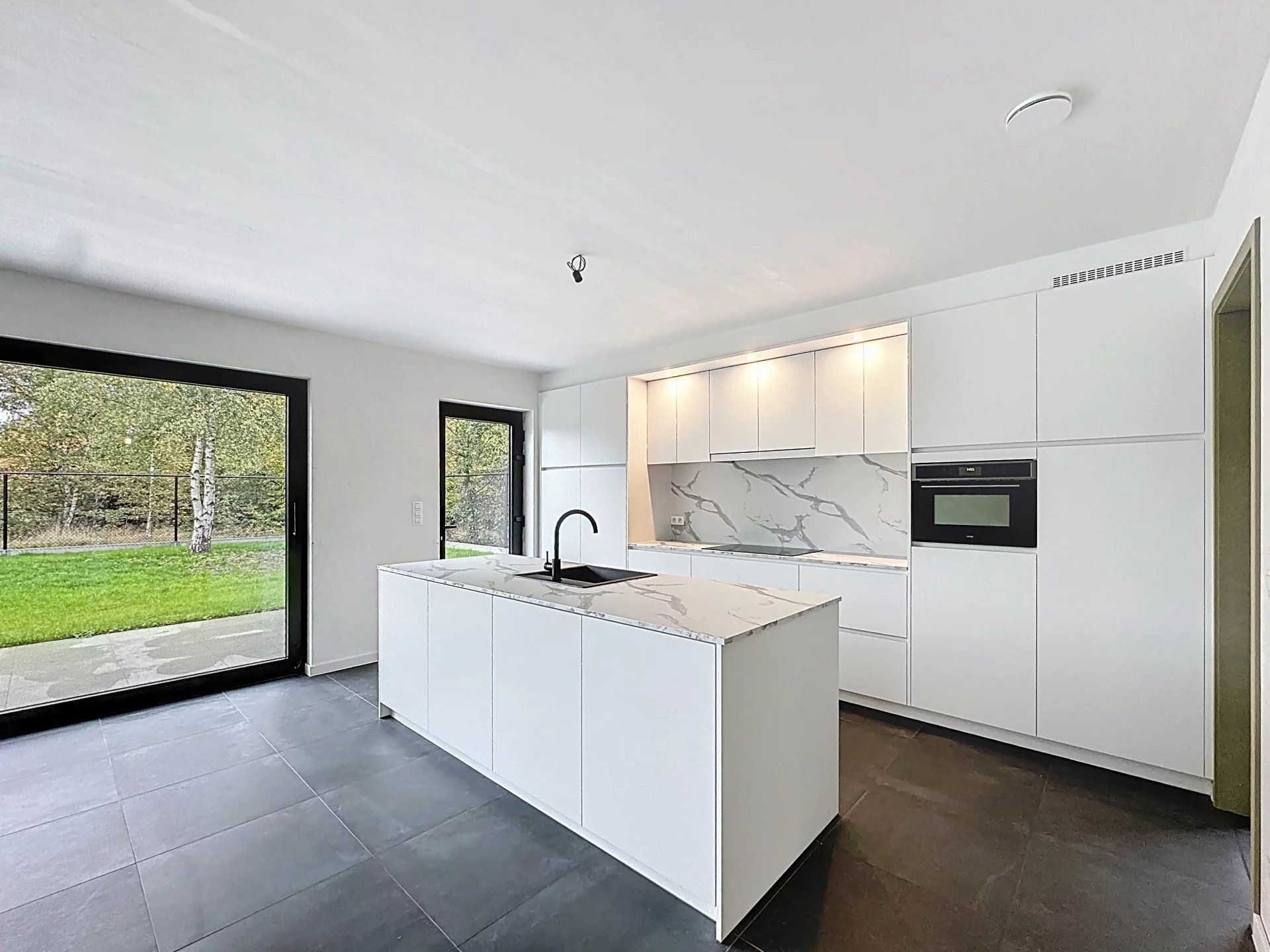 Moderne BEN-woning met 3 slaapkamers en een inpandige garage op een mooi perceel. foto 6