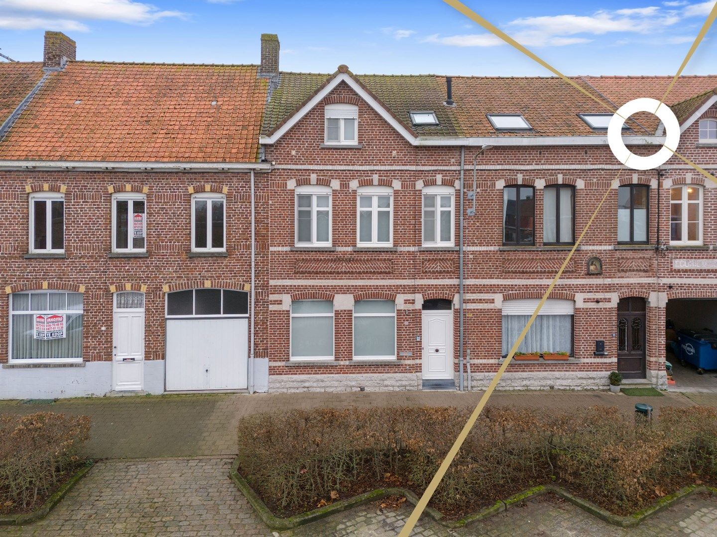 Luxe herenwoning op het marktplein van Nieuwkerke met 5 slaapkamers en een zonnige tuin foto {{pictureIndex}}