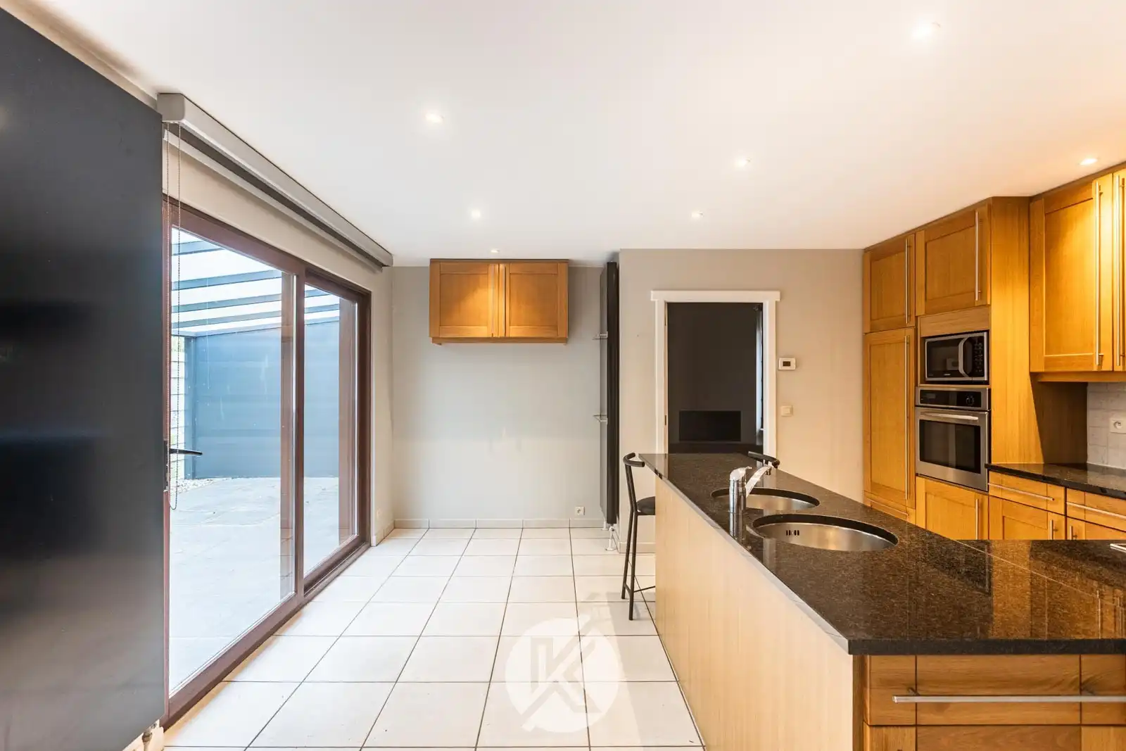Ruime woning met uitzicht op omliggend landschap foto 16