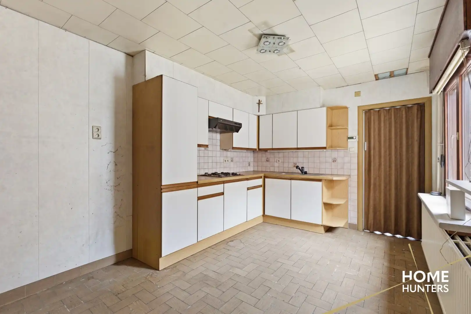 Halfopen te renoveren woning met 4 slaapkamers, ruime tuin en garage op gunstige locatie te Ieper foto 9