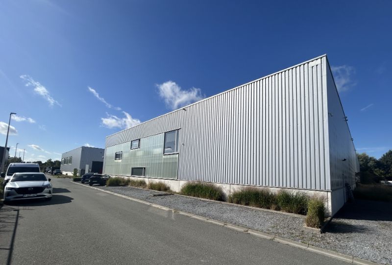 Moderne KMO-unit met 299 m² kantoren en 324 m² magazijn – nabij R4 foto 2