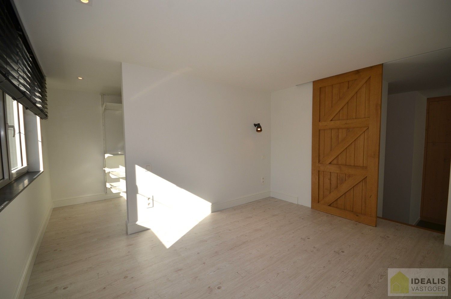 IDEALIS VASTGOED  - Luxueus, zeer hoogwaardig afgewerkt , instapklaar gelijkvloers appartement  in het midden van het centrum van Neerpelt op wandelafstand van horeca, shopping en openbaar vervoer! foto 9