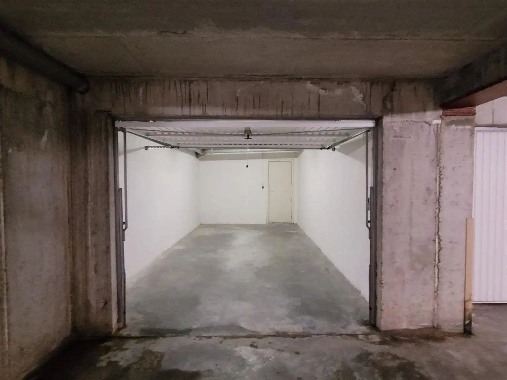 Gesloten garage box in centrum Middelkerke foto {{pictureIndex}}