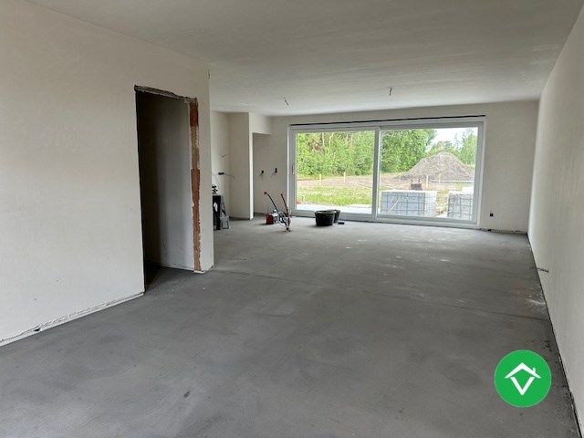 Moderne nieuwbouw tussenwoning met drie slaapkamers en garage in Moere foto 2