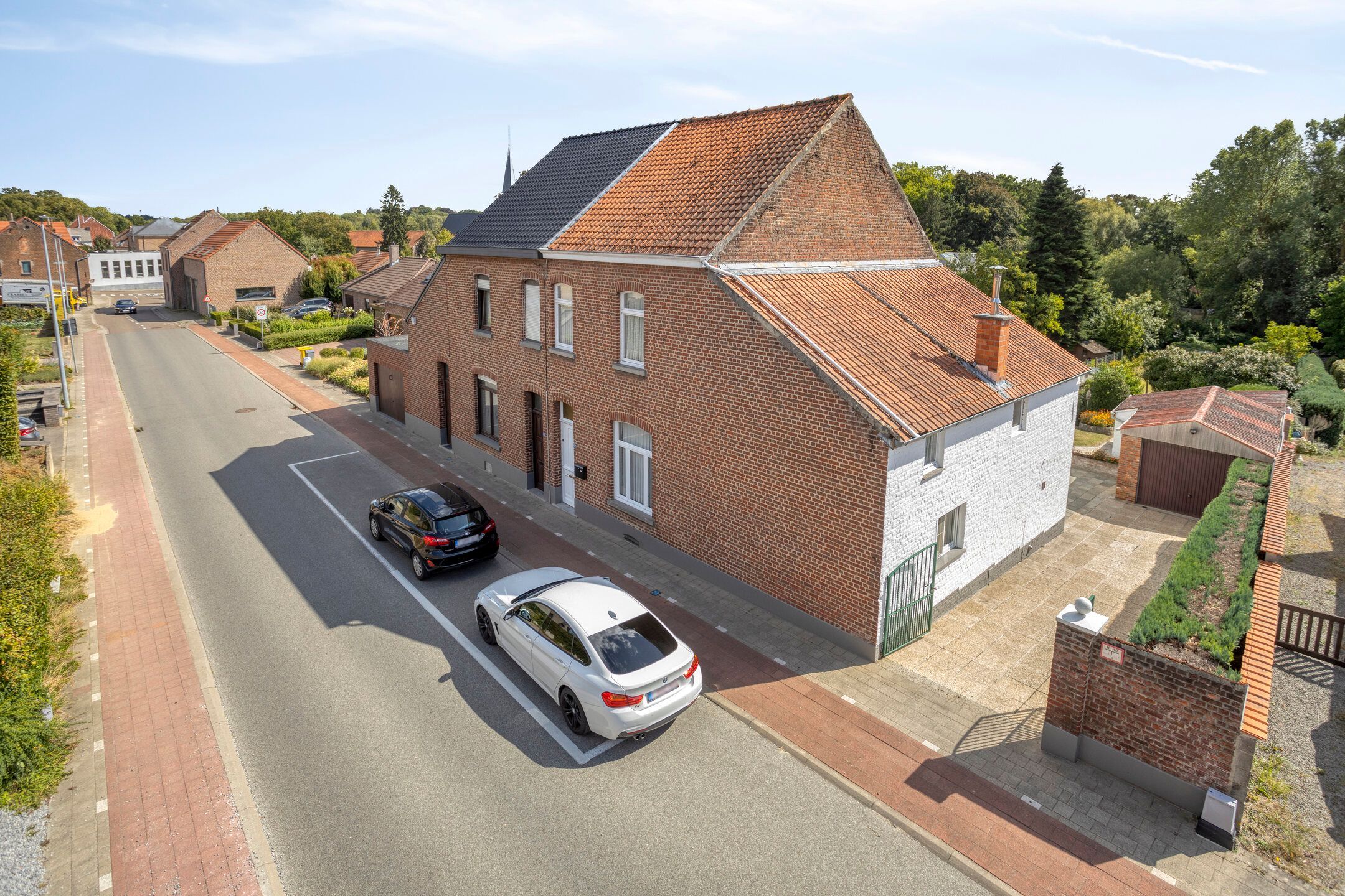 omvangrijk buiten, kansrijk binnen: woning te Bierbeek foto 2