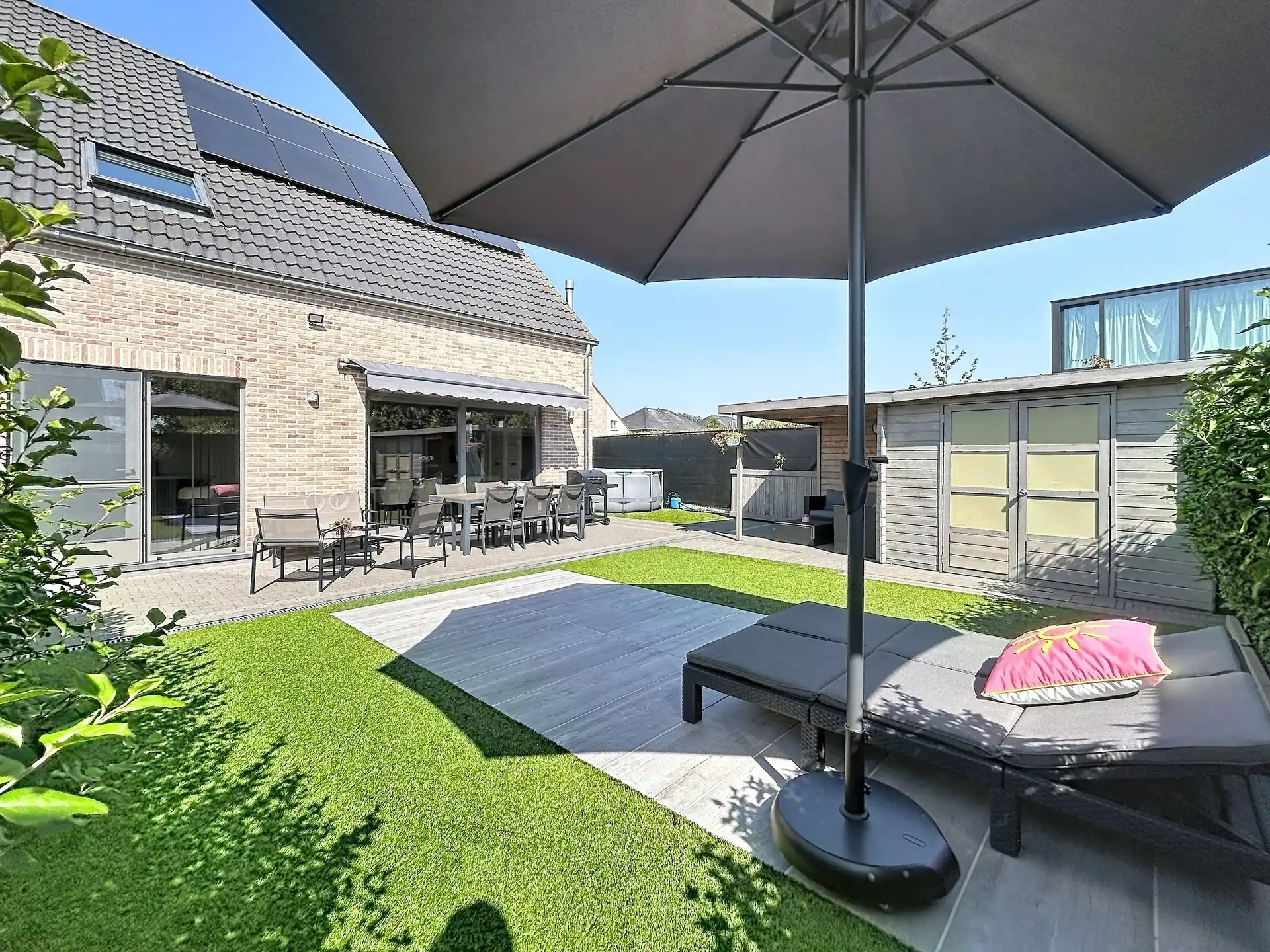 Energiezuinige gezinswoning met 3 slaapkamers en inpandige garage  op toplocatie  foto {{pictureIndex}}