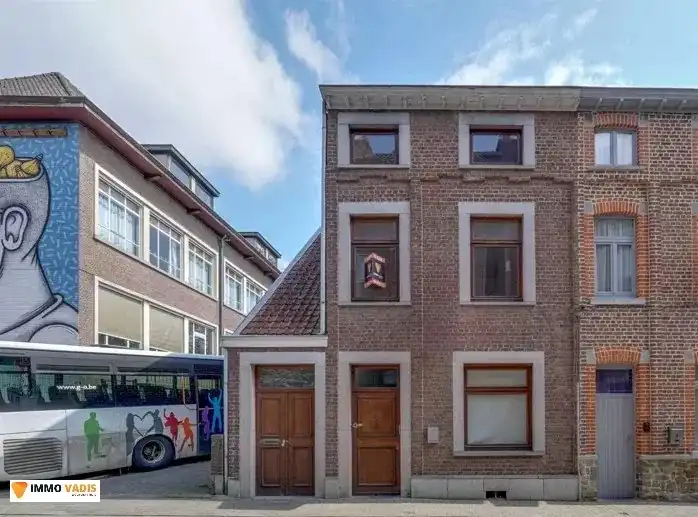 Hoofdfoto van de publicatie: Authentiek herenhuis met karakter, klaar voor een stijlvolle renovatie.