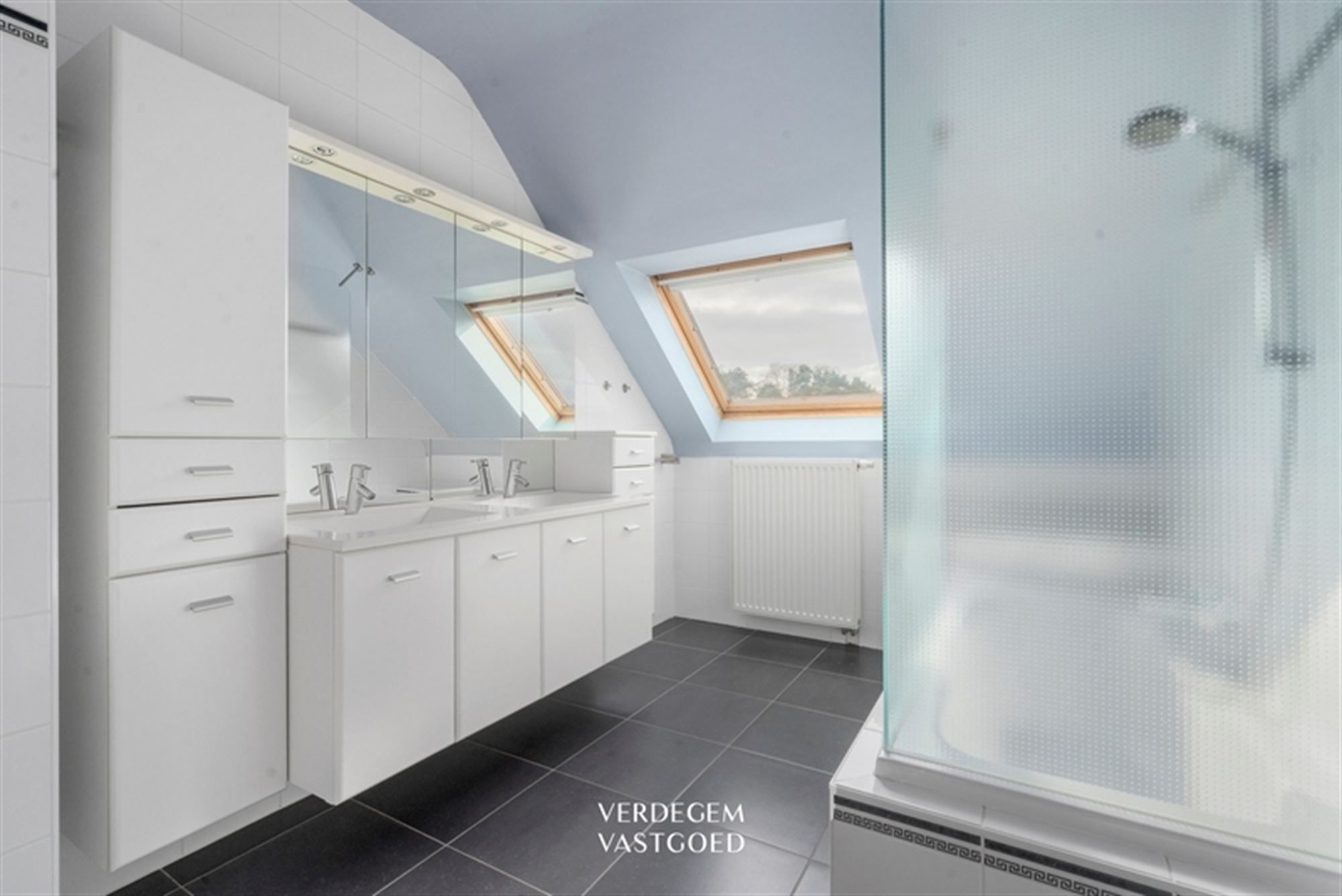 Ruim dakappartement met 2 slaapkamers en groot terras foto 12