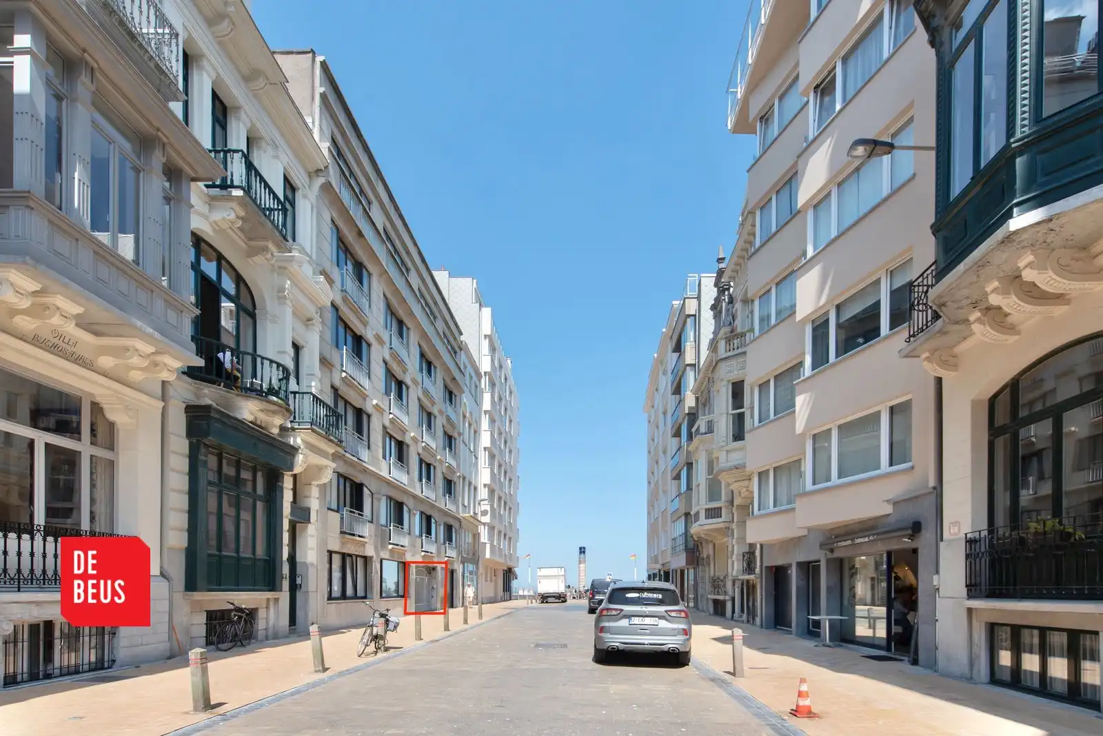 Staanplaats die vlot bereikbaar is in hartje centrum aan het strand foto {{pictureIndex}}