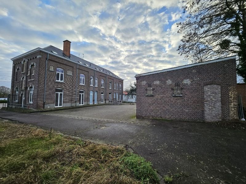 3 gerenoveerde woningen in halfopen en gesloten bebouwing. foto 25