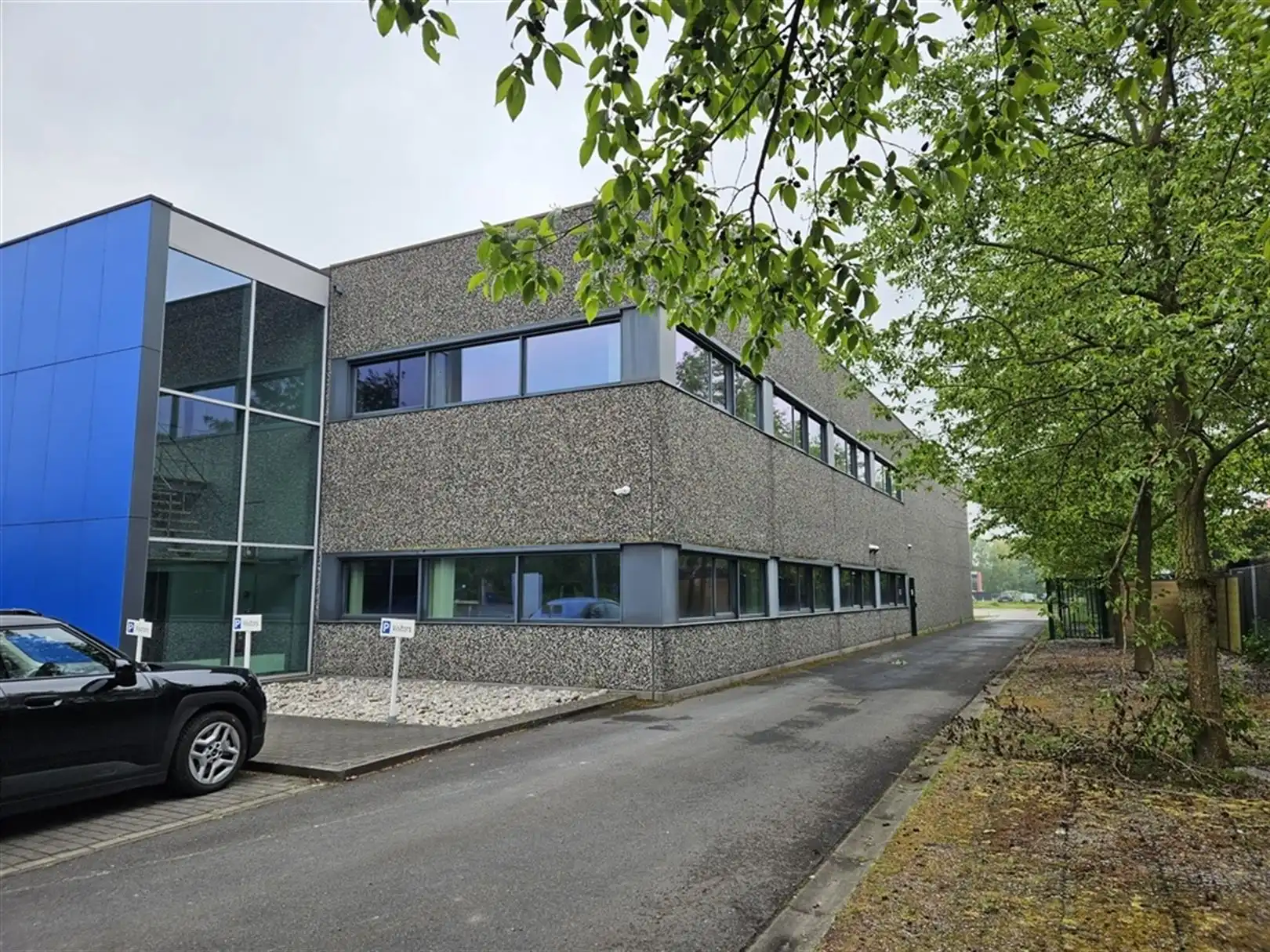 Magazijn met kantoor en verhard terrein te Desteldonk foto 3