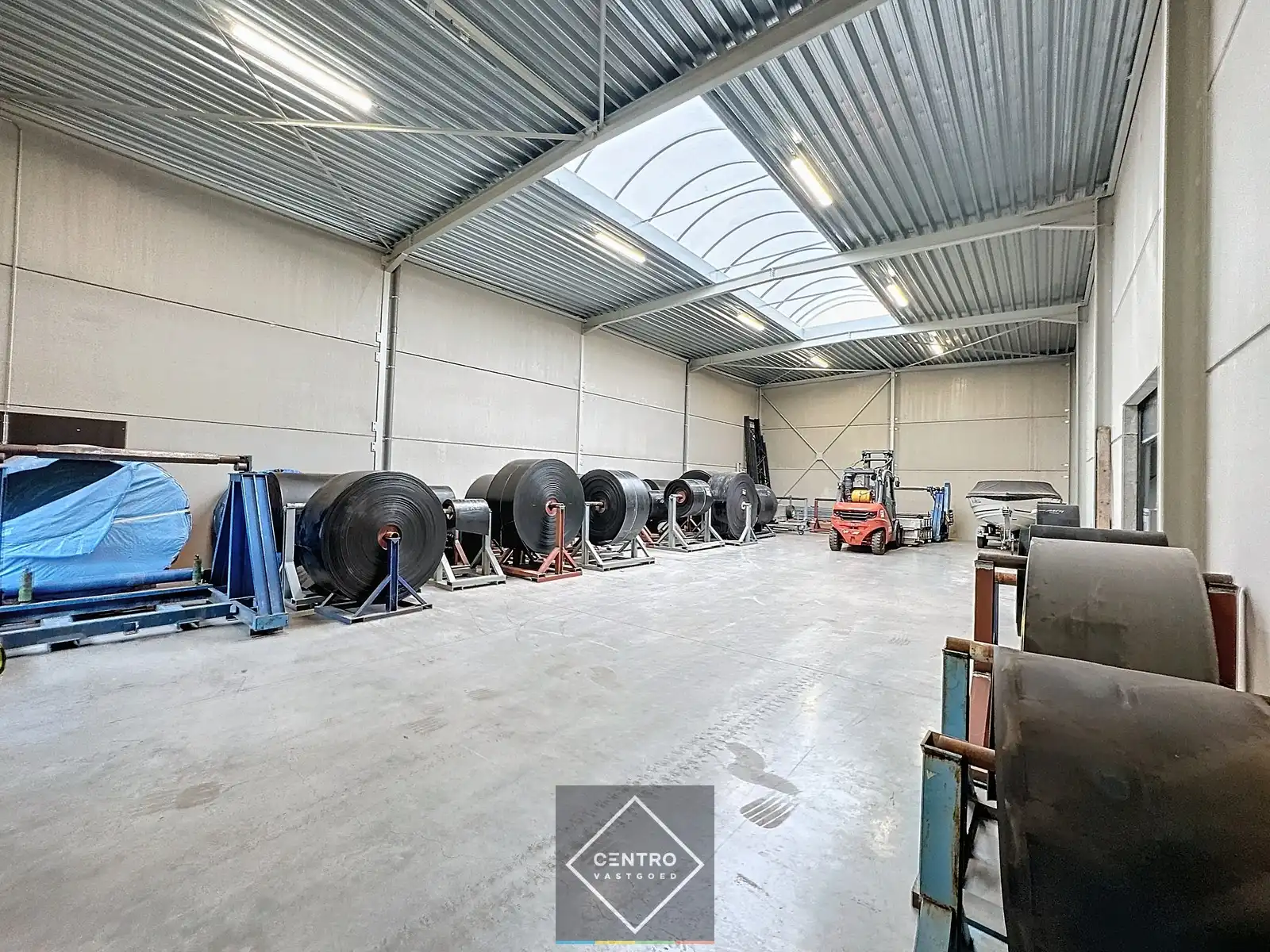 NB MAGAZIJN / OPSLAGRUIMTE (292m²) TE HUUR met volledige overspanning en hoge sectionaalpoort. Parkings voor de deur. foto 3