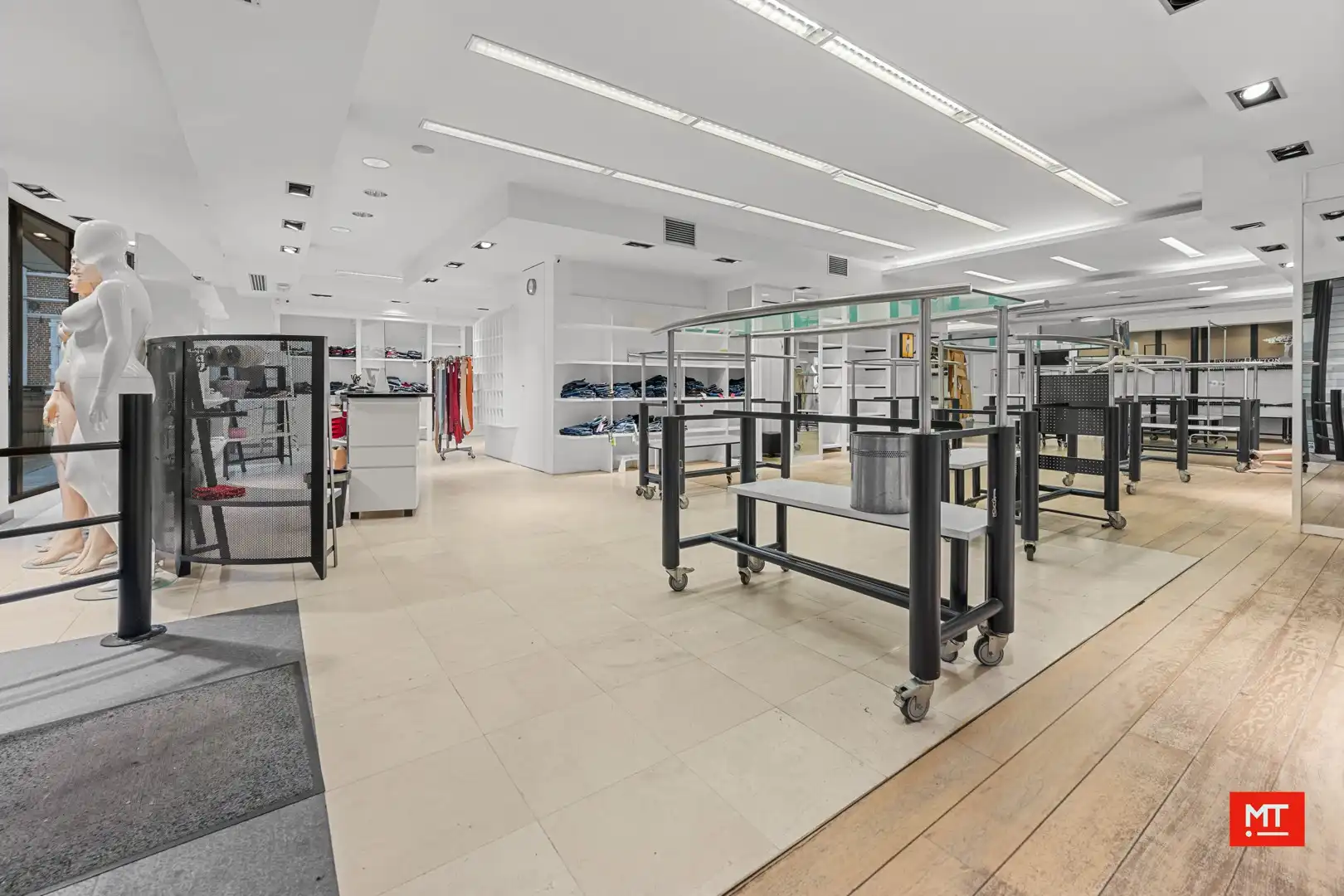 Bijzonder ruim gebouw met tal van mogelijkheden en uitweg, te koop in de dorpskern van Dadizele foto 5