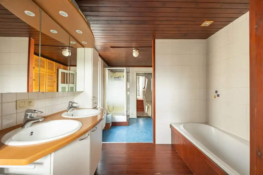 Ruime gezinswoning in rustige, residentiële buurt foto 14