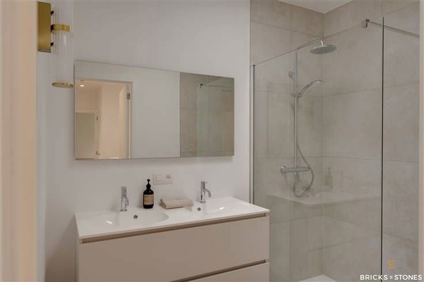 Nieuwbouwwoning met 4 slaapkamers en zonnige tuin foto 3