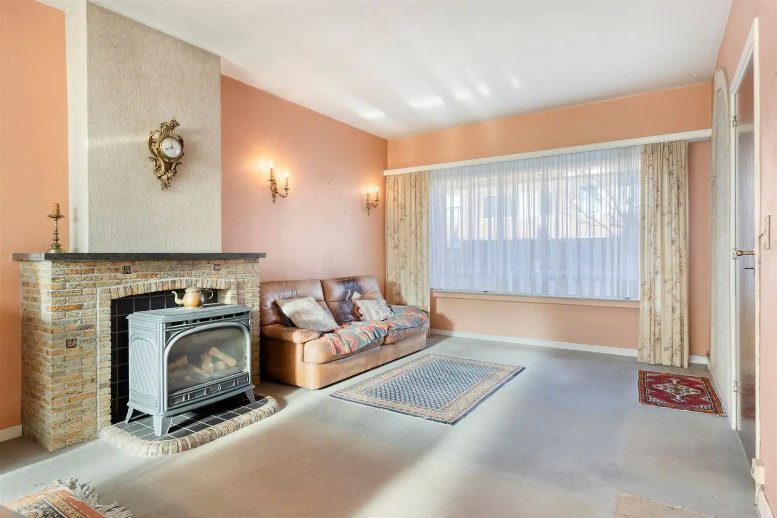 Woning in rusige woonwijk met aparte garage foto 8