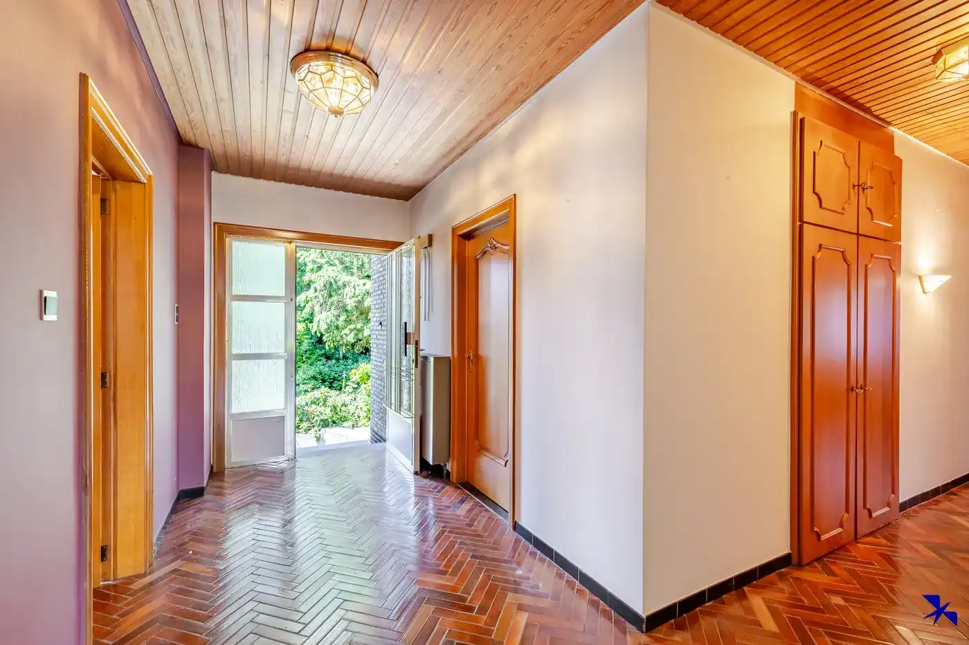 Karaktervolle villa met 5 slpks, dubbele garage en tuin foto 3