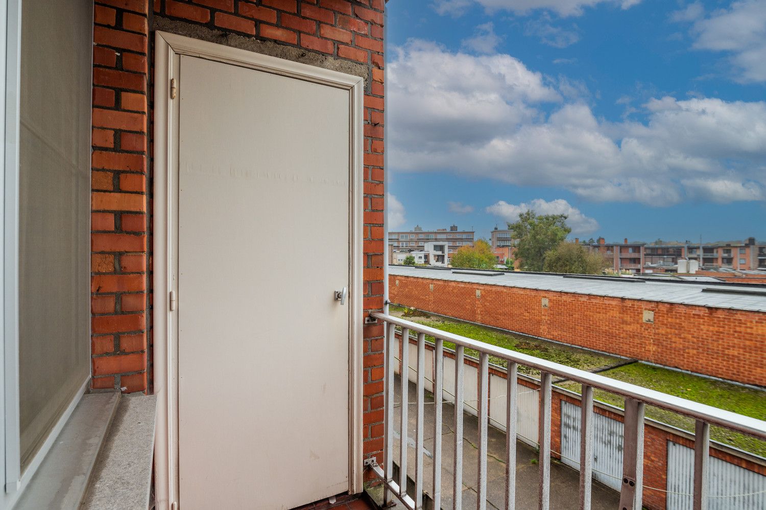 Gerenoveerd appartement met twee slaapkamers en terras te Borsbeek! foto 12