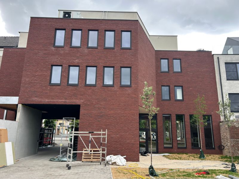 Moderne lichtrijke studentenkamer in een nieuwbouwproject op een top locatie in centrum Kortrijk met zicht op plein. foto 14