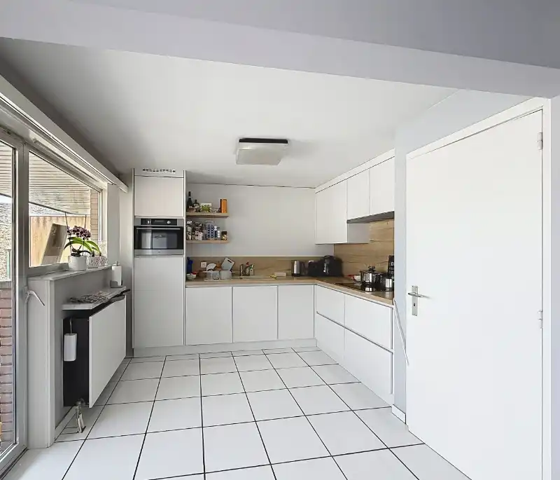Lichtrijk appartement met 2 slaapkamers + garage foto 4