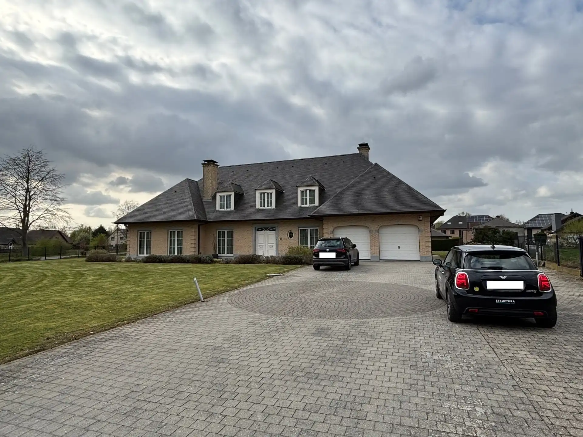 Ruime villa in een rustige omgeving met een grote tuin  foto {{pictureIndex}}