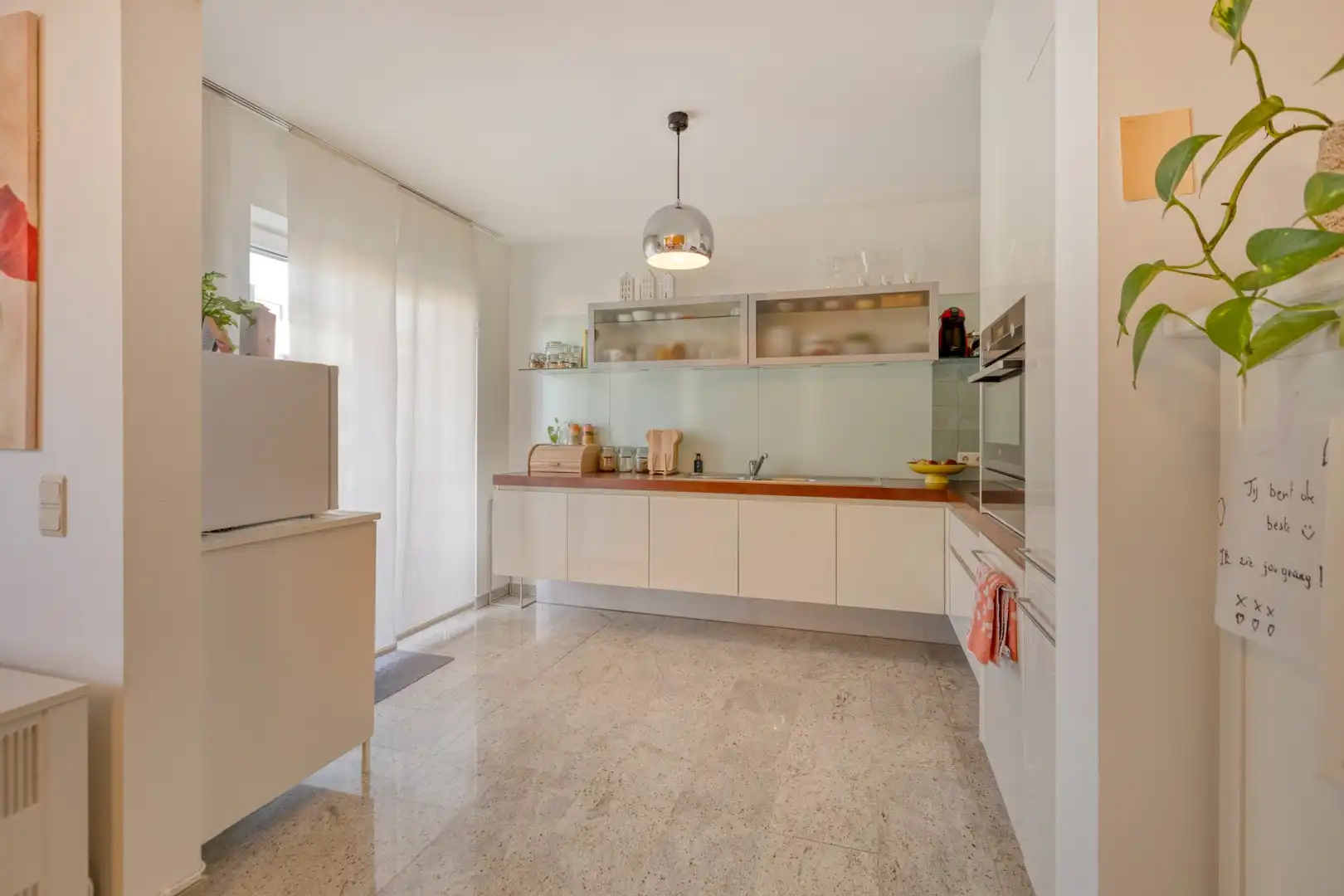 Karaktervol en instapklaar appartement met 2 slaapkamers, terras én garage in het centrum van Zutendaal. foto 17