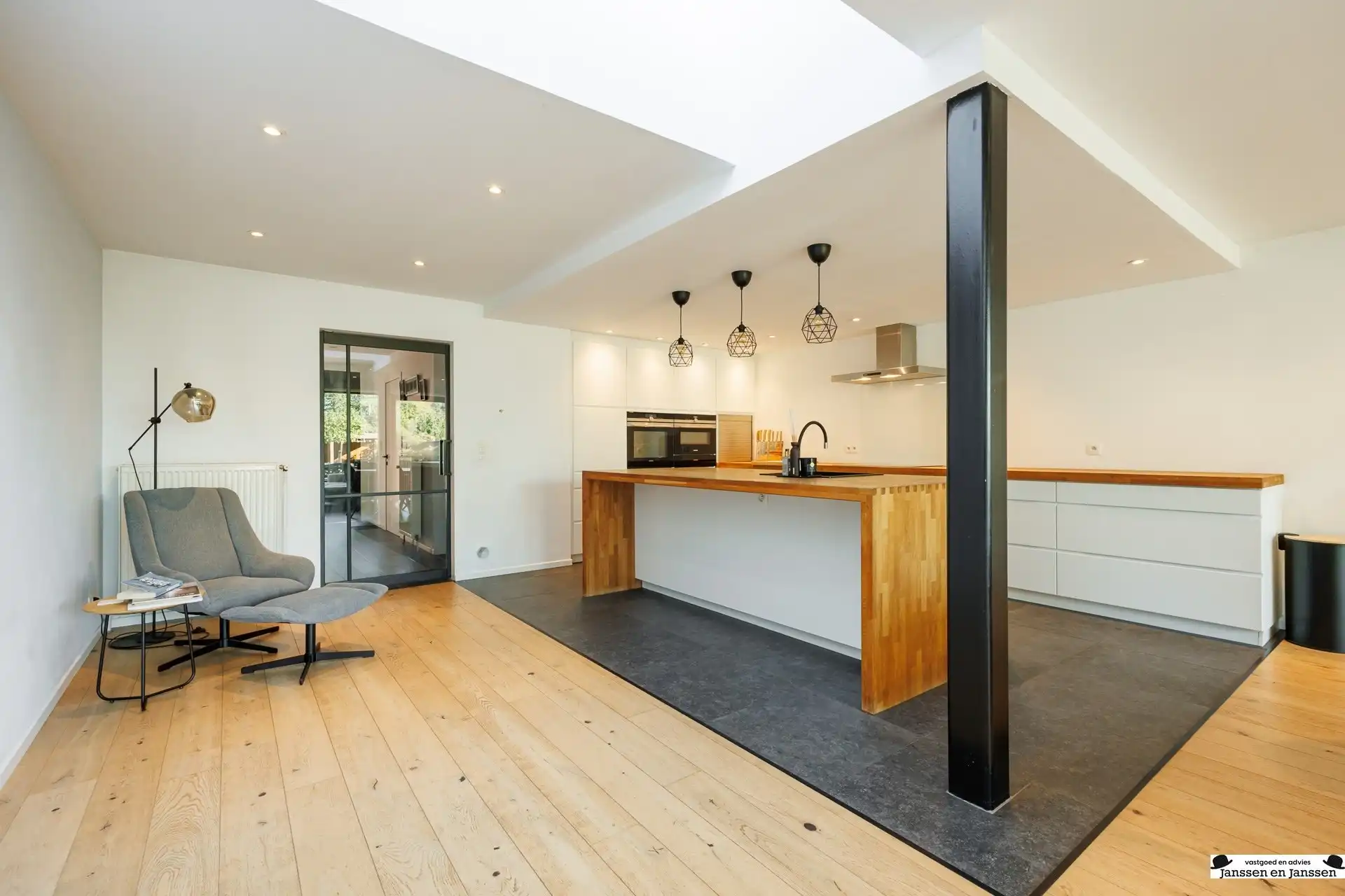 Prachtig gerenoveerde woning met 4 slaapkamers, garage en zonnige tuin foto 4