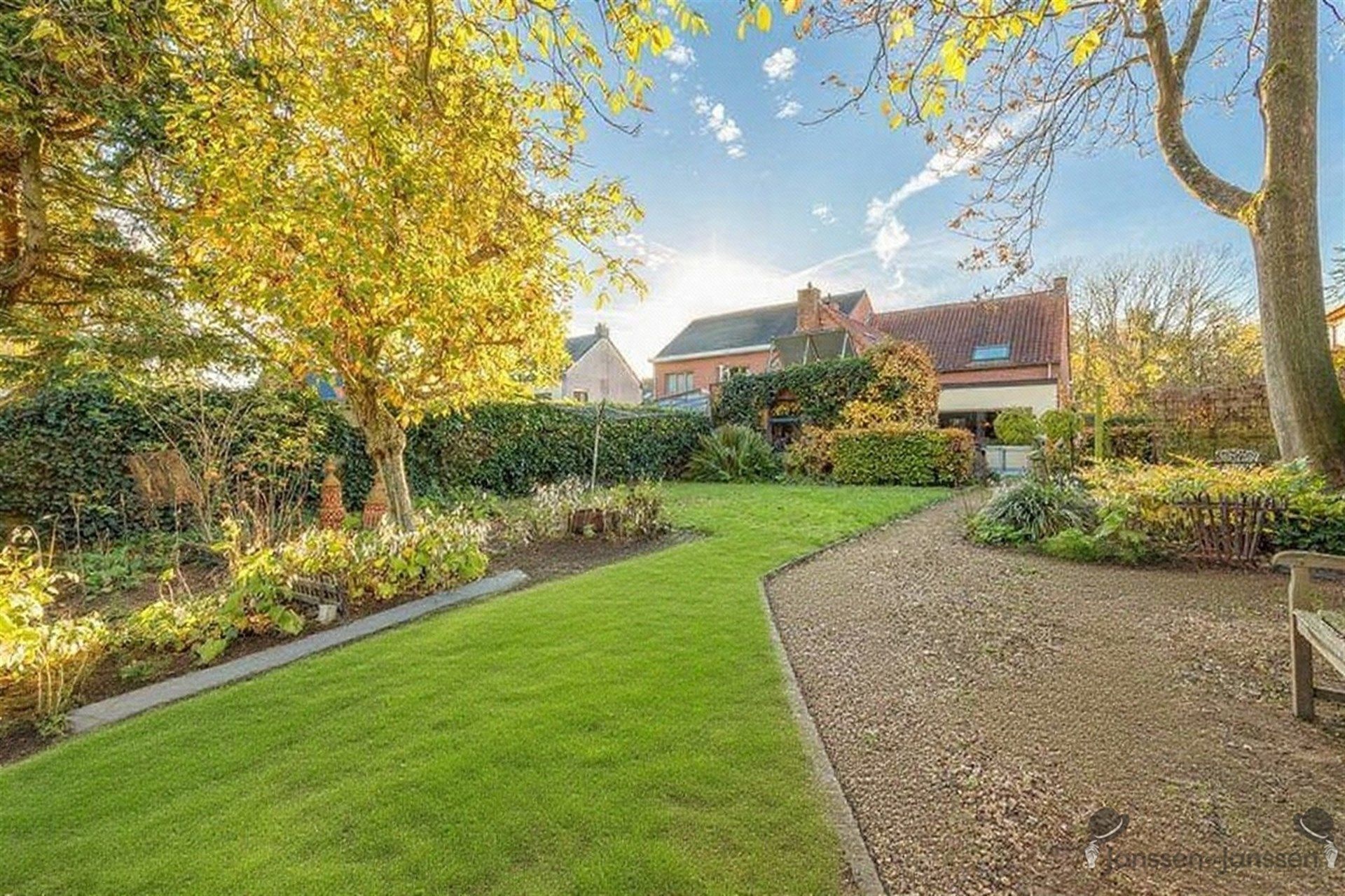 Charmante halfopen woning met 3 slaapkamers foto 25