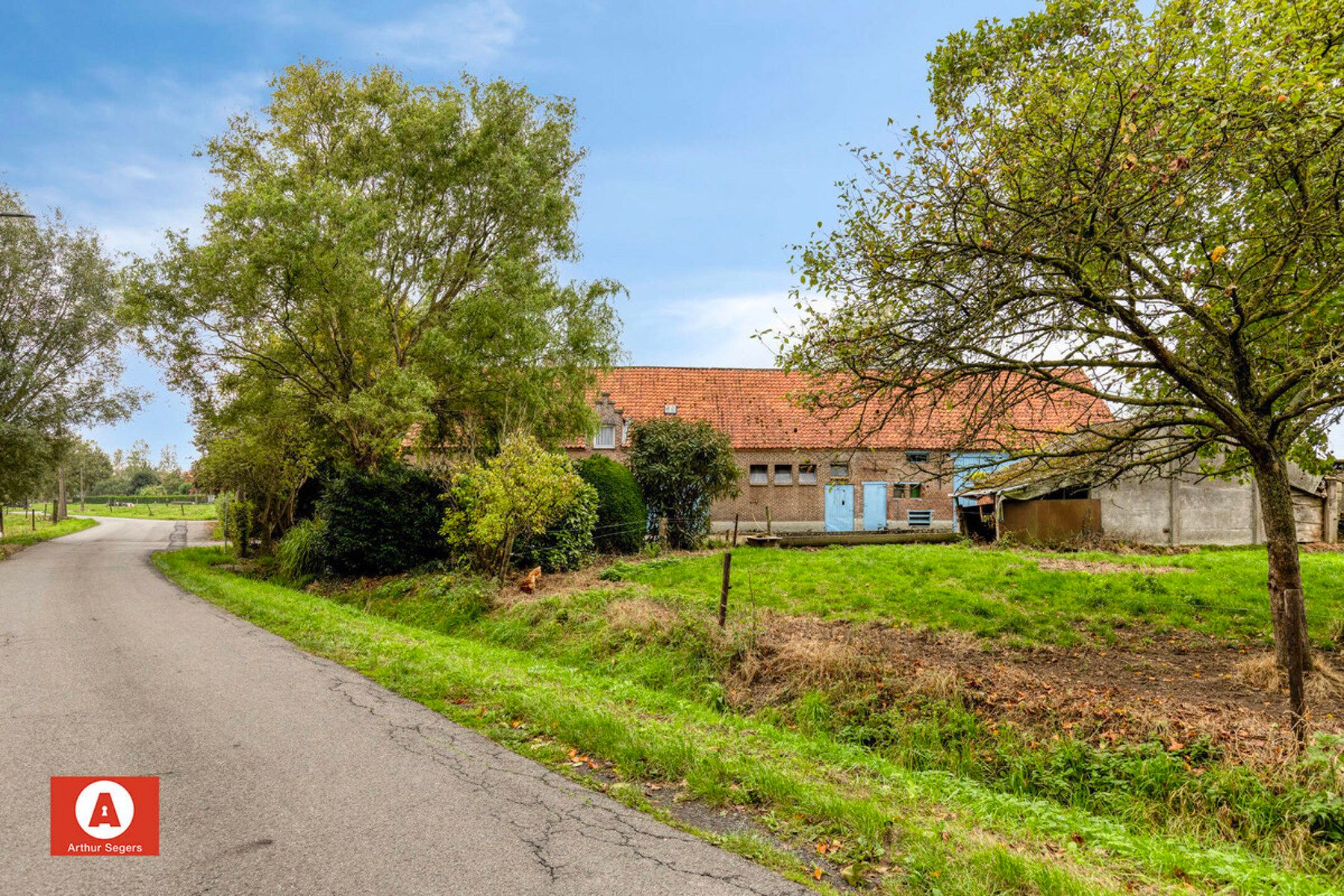 Uniek gelegen hoeve met bijgebouwen en weiland op 1,49 ha foto 3