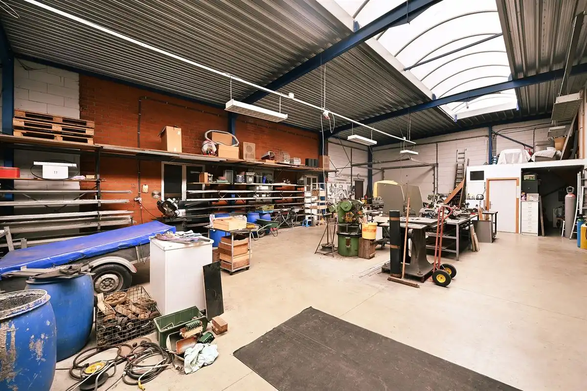 Te renoveren woning en magazijnen op 3100m² foto 17