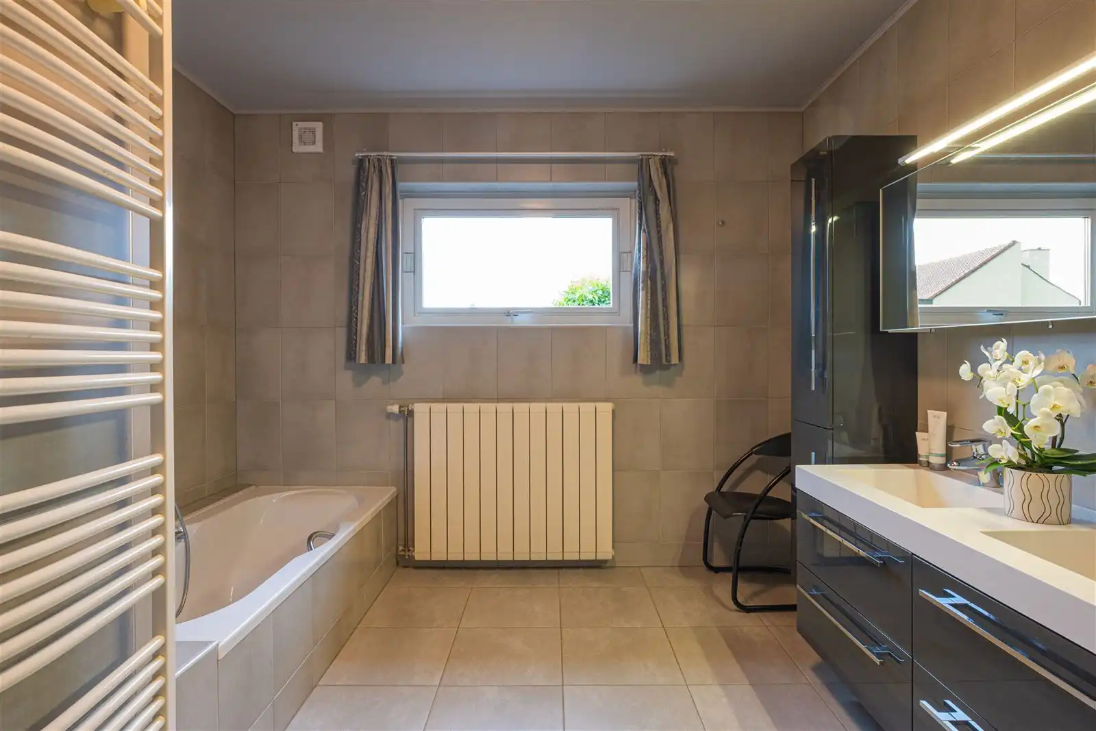 INSTAPKLARE VILLA MET LOODS TE ZWALM foto 17