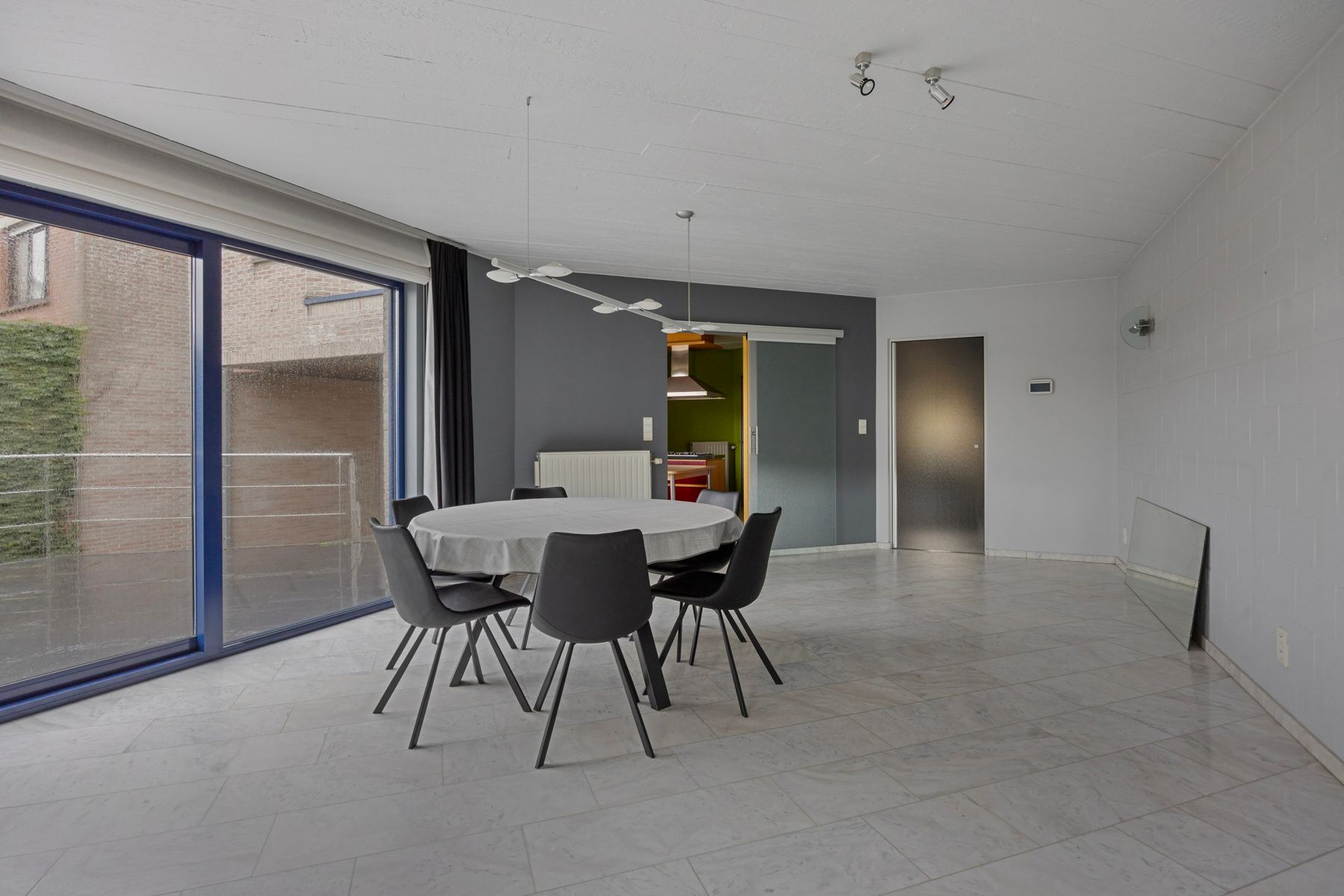 Ruime gezinswoning met 3 slaapkamers op een groot perceel foto 6