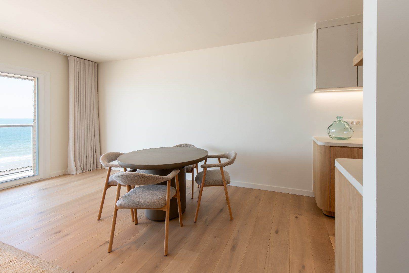 Uniek gerenoveerd doorloopappartement met frontaal zeezicht in residentie Pearl Beach te Middelkerke foto 4