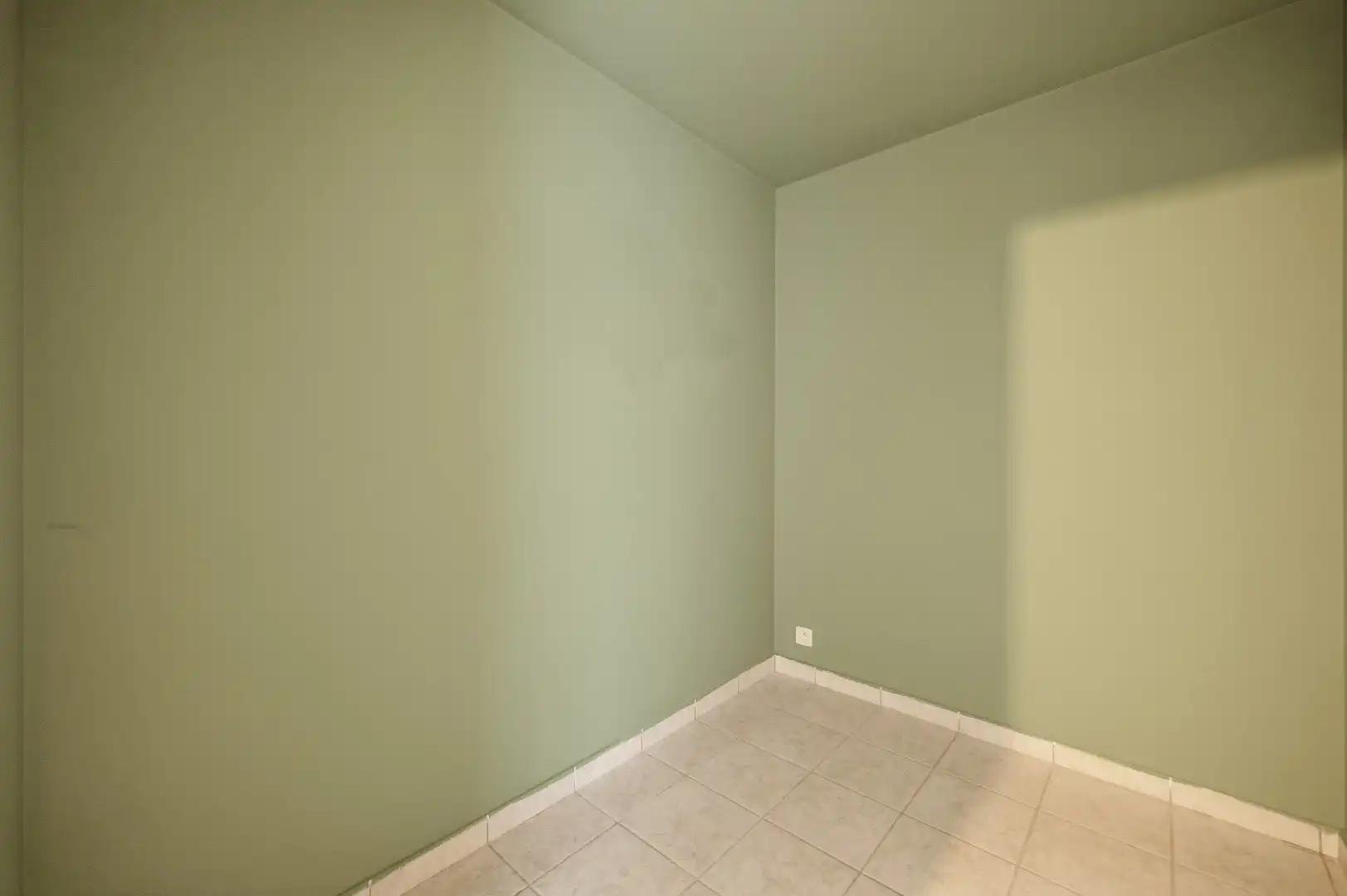 Instapklare rijwoning uit 2009 met 3 slpks, zonnig terras, tuin en 2 autostaanplaatsen foto 7