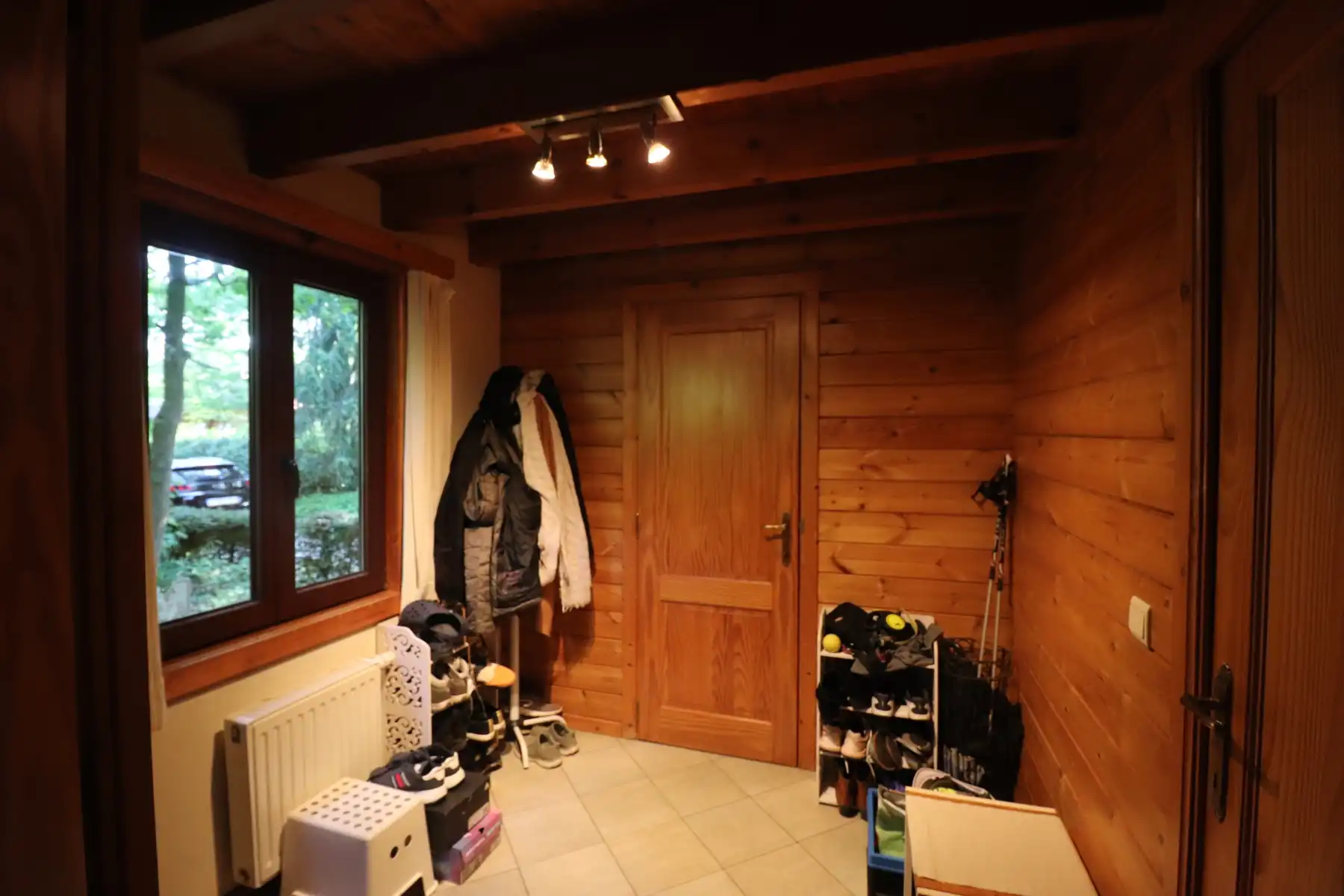 Een weekendverblijf met verdieping en met terras, carport en tuin. foto 2