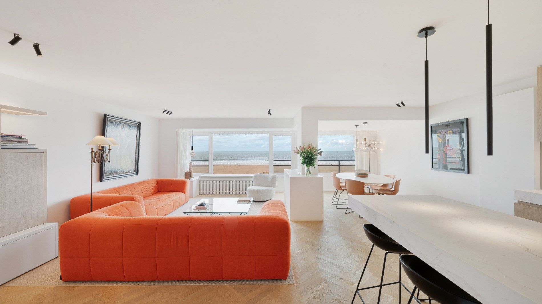 Luxueus vernieuwd appartement op de Zeedijk vlakbij het Rubensplein te Albertplage. Garage te koop foto {{pictureIndex}}