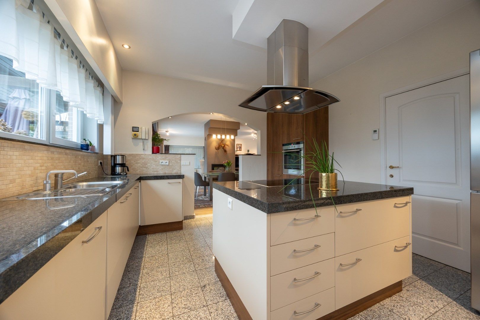Ruime energiezuinige villa in De List te Schoten met 5 slaapkamers, 2 badkamers, tuin, terras en dubbele garage ! foto 9