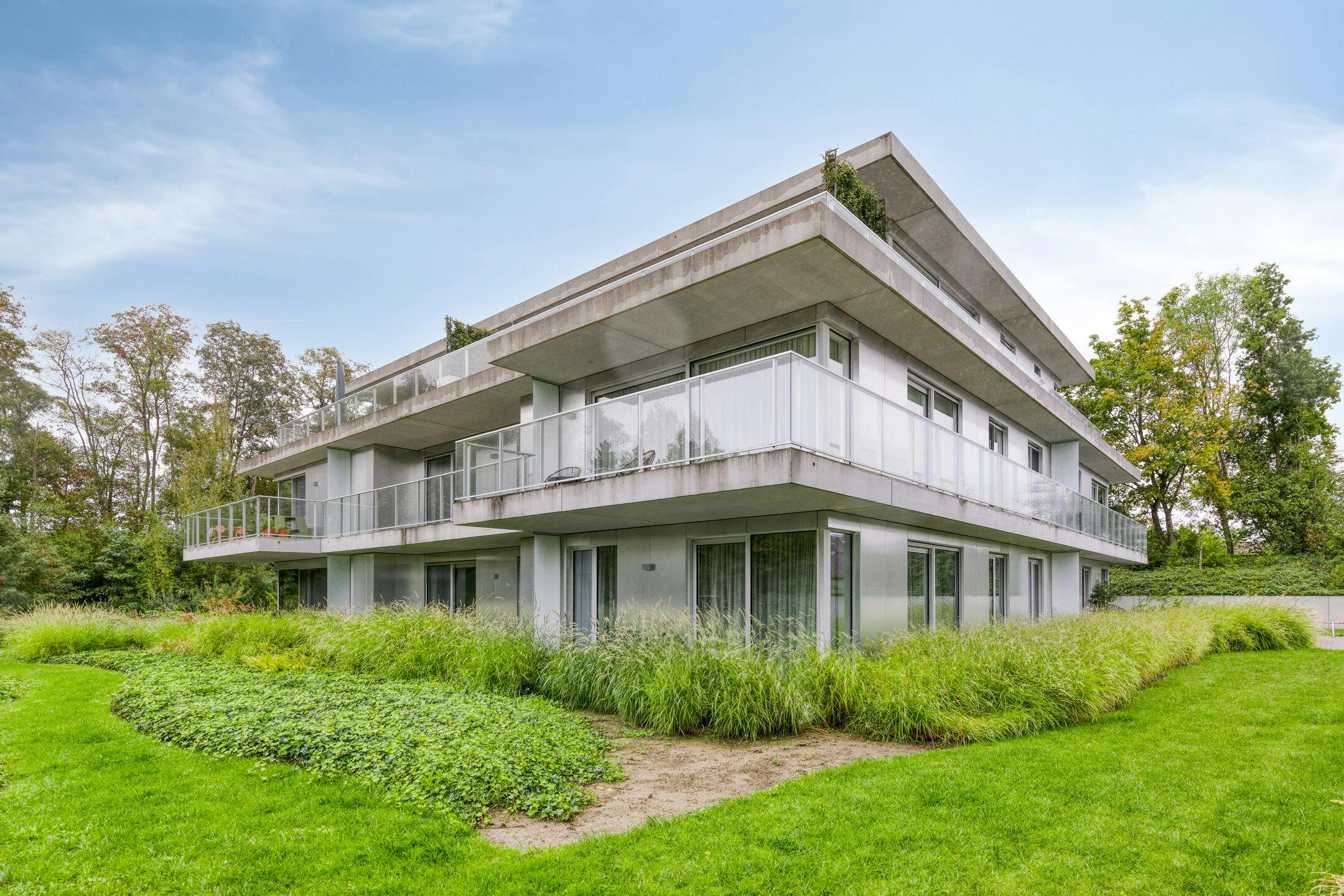 Instapklaar appartement in parktuin nabij hartje Roeselare! foto {{pictureIndex}}