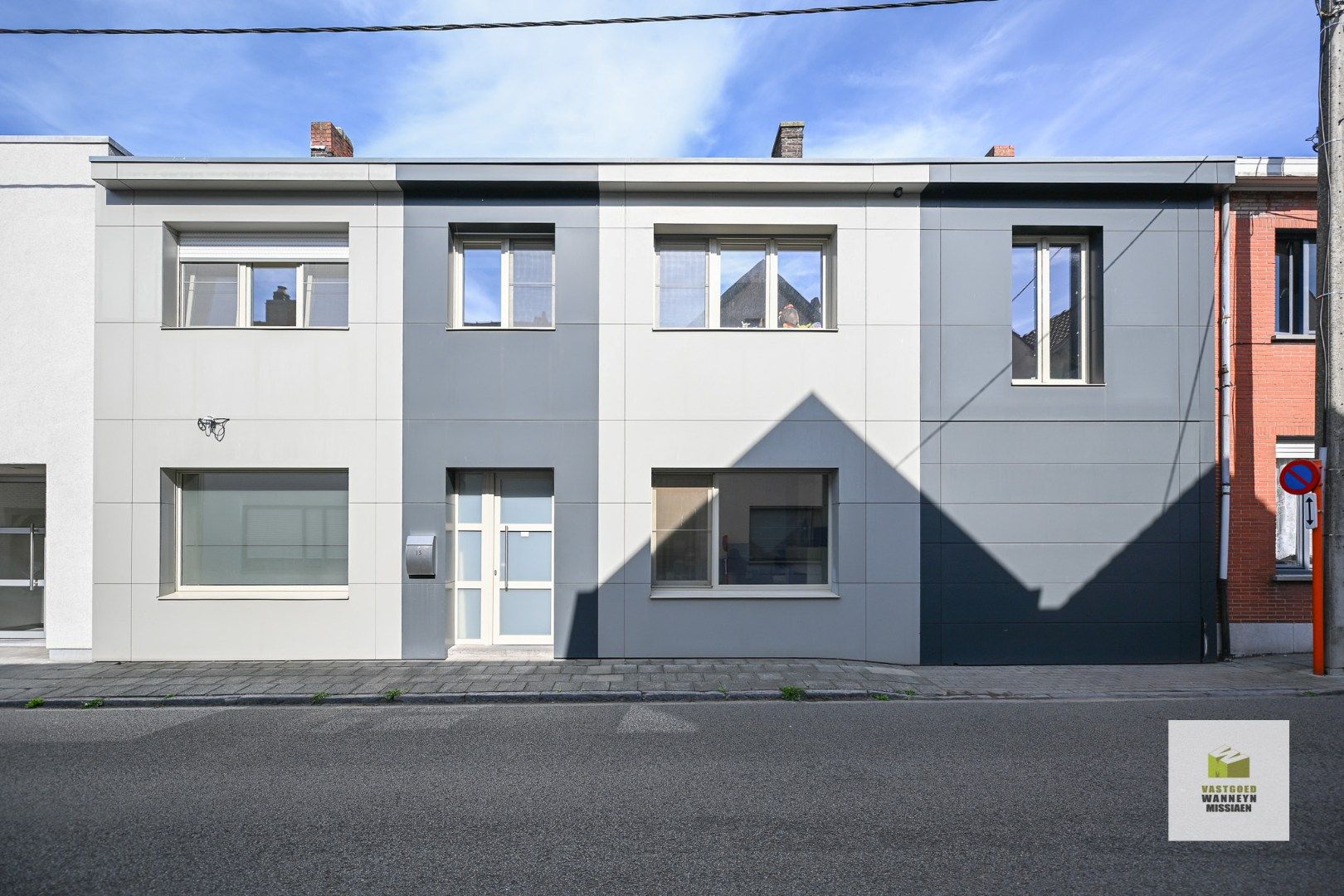 Ruime verder te renoveren gezinswoning met grote garage (48 m2) op 510 m2 foto {{pictureIndex}}