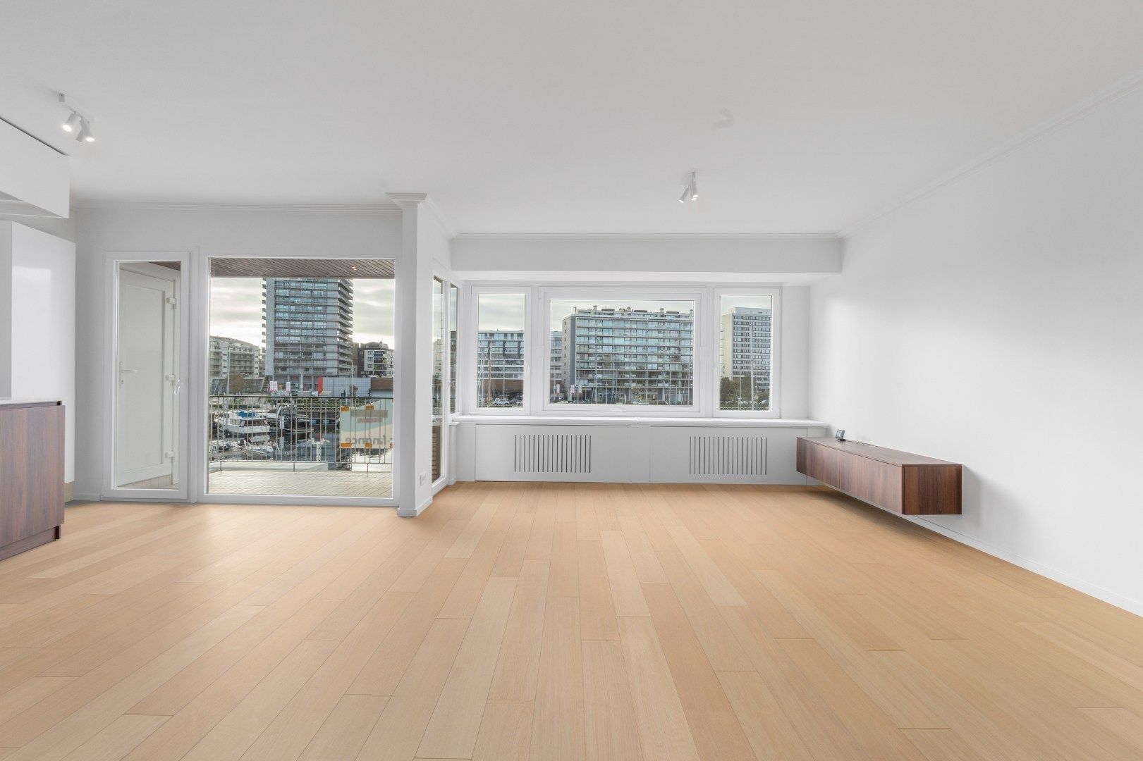 Exclusief gerenoveerd appartement te huur aan de Vindictivelaan in Oostende – met uniek zicht op de Mercator en jachthaven foto {{pictureIndex}}