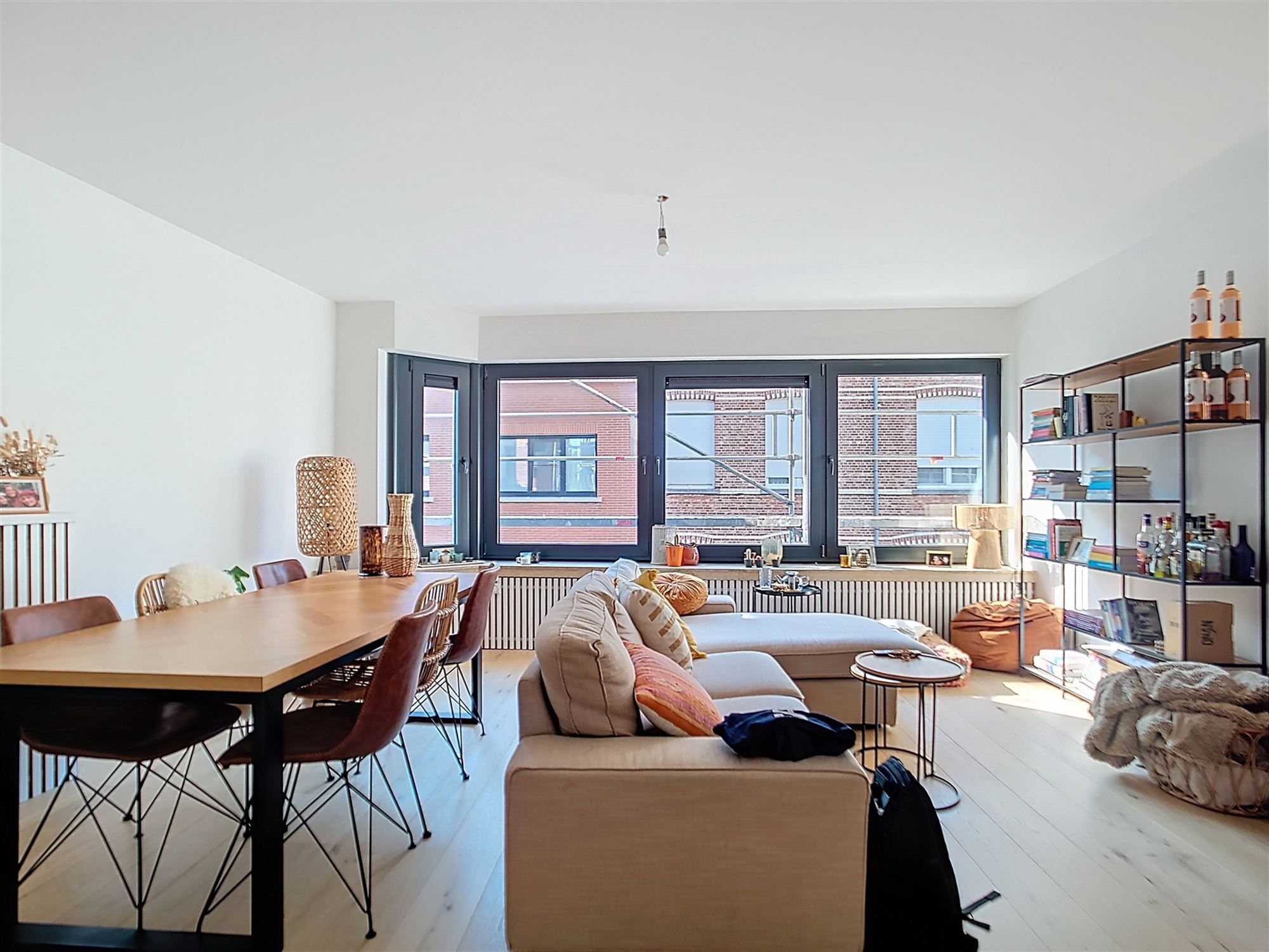 Prachtig gerenoveerd appartement met 2 slaapkamers. foto 2
