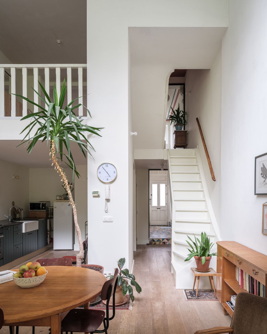 Karaktervolle burgerwoning met hedendaagse architecturale ruimtelijkheid met 3 slaapkamers, stadstuin en garage. foto 5