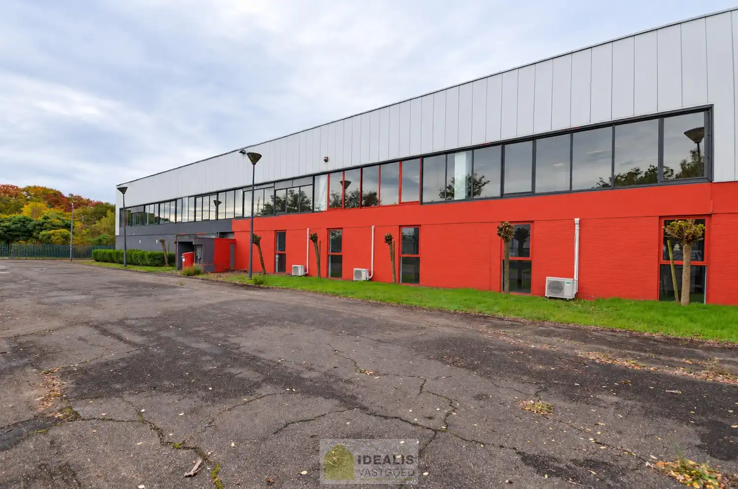 IDEALIS VASTGOED - UITZONDERLIJK RUIME NOG AF TE WERKEN KANTOORRUIMTE VAN MAAR LIEFST 408 M² OP STRATEGISCHE LOCATIE IN INDUSTRIEZONE LANKLAAR MET ZEER RUIME PARKEERGELEGENHEID! – Deze kantoorruimte omvat de volledige eerste verdieping van een bedrijfsgebouw en wordt aangeboden in casco staat, waarbij de toekomstige huurder de mogelijkheid heeft om de ruimtes volledig naar eigen wens en behoeften af te werken en in te delen. Verfraaiingswerken aan de gevel en het plaatsen van nieuwe glaspartijen zijn nog door en voor rekening van de verhuurder. Het pand geniet bovendien een uitstekende bereikbaarheid dankzij de nabijheid van de N75 en de autosnelweg E314, alsook van zeer ruime parkeergelegenheid! foto 3